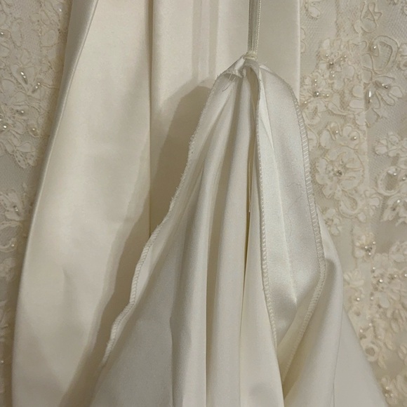 David’s Bridal Wedding Dress/ Gown Ivory lace and pearls - Picture 13 of 14